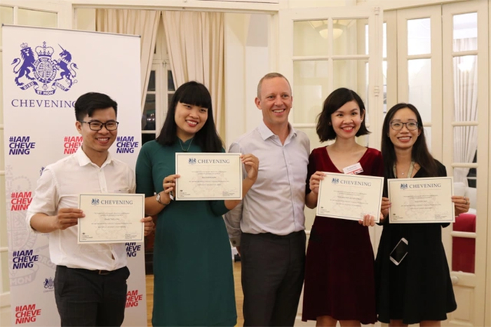 Sinh viên Việt Nam nhận học bổng Chevening